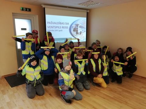 Kā jau katru gadu - dāvinām bērniem atstarotājus un atstarojošās vestes, jo drošība ir un paliek mūsu prioritāte
